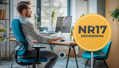 Profissional ajustando a estação de trabalho para melhor ergonomia conforme a NR-17.
