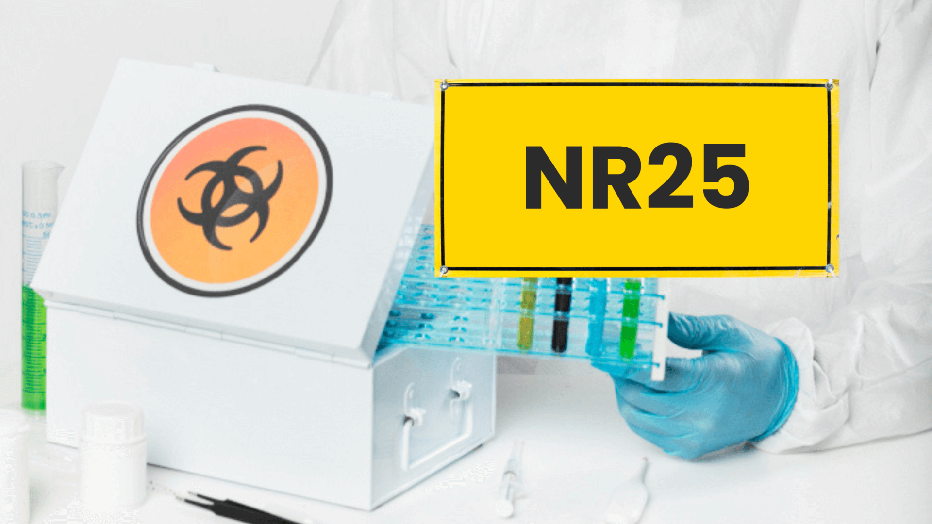 Funcionários realizando a separação e descarte adequado de resíduos industriais, conforme as exigências da NR-25.