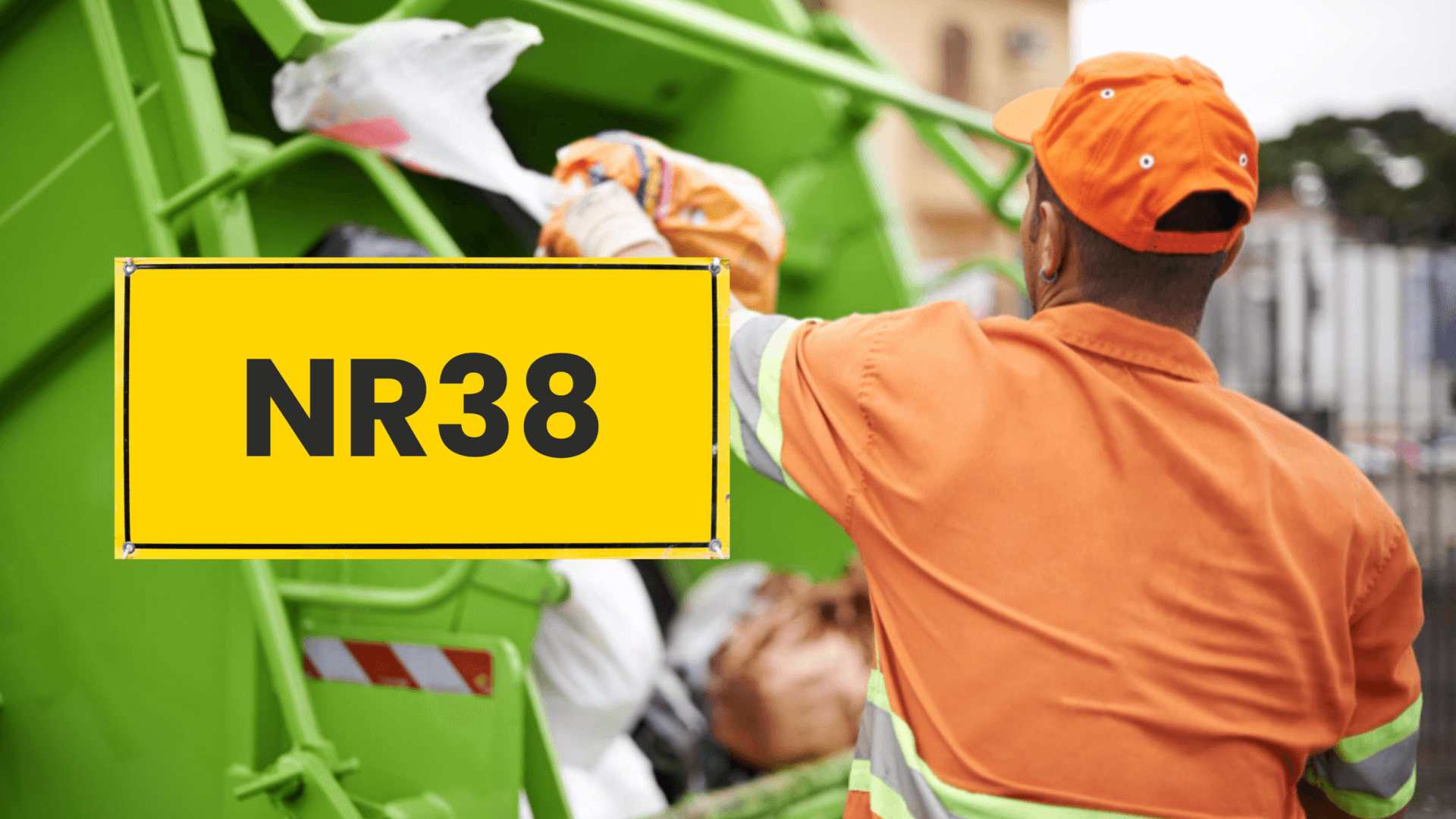 Trabalhadores da limpeza urbana utilizando EPIs enquanto realizam coleta de resíduos, conforme as diretrizes da NR-38.