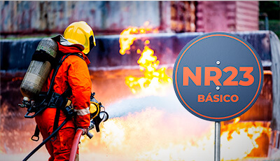 Equipe de trabalhadores realizando treinamento de prevenção e combate a incêndios, conforme a NR-23.