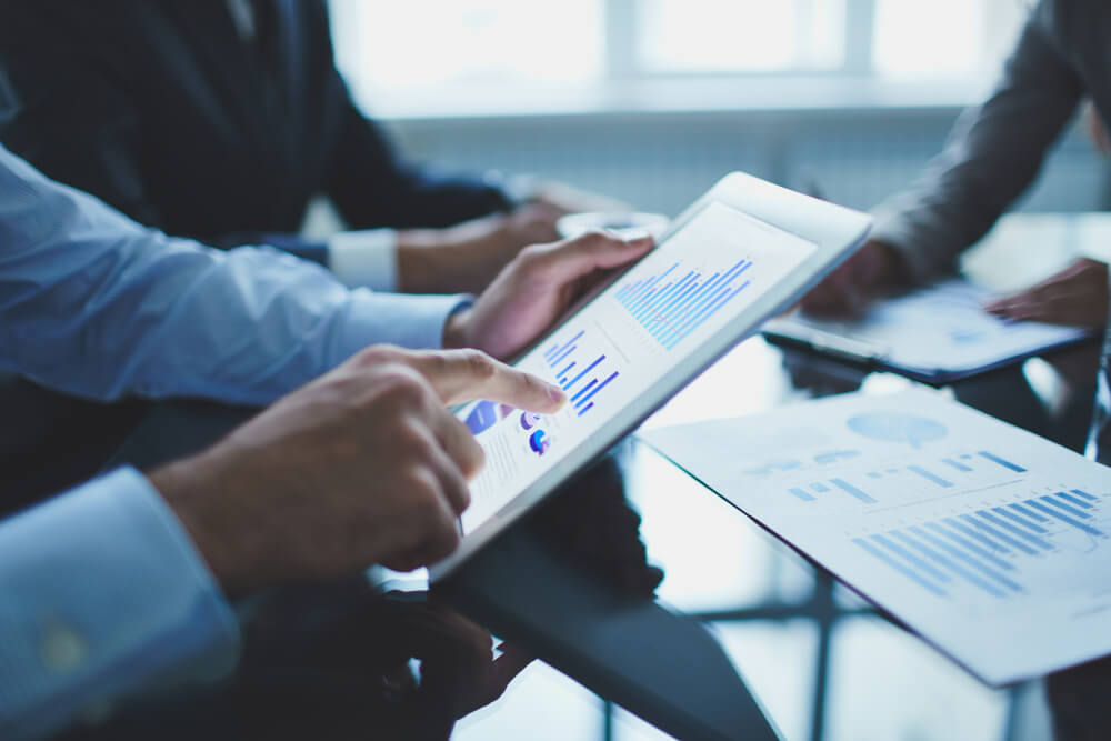 Profissional de segurança analisando um painel digital com indicadores de riscos e prevenção de acidentes.